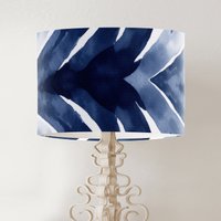Dunkel Indigo Blau Und Weiß Hamptons Style Handgefertigte Bedruckte Stoff Trommel Lampenschirm, Coastal Beach House Dekor, Moderne Abstrakte Dunkel Indigo Blau Und Weiß Hamptons Style Handgefertigte Bedruckte Stoff Trommel Lampenschirm, Coastal Beach House Dekor, Moderne Abstrakte von FifiBadgerDesigns