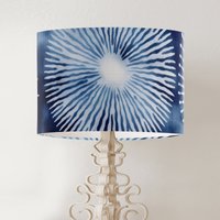 Hamptons Style Handmade Bedruckter Stoff-Lampenschirm, Küstenstrand-Hausdekor, Modernes Abstraktes Sunburst-Design Leeward Hamptons Style Handmade Bedruckter Stoff-Lampenschirm, Küstenstrand-Hausdekor, Modernes Abstraktes Sunburst-Design Leeward von FifiBadgerDesigns
