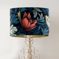 Handgefertigter Lampenschirm Mit Blumenmuster Im William Morris Style in Pink/Rotblau Auf Dunklem Hintergrund Handgefertigter Lampenschirm Mit Blumenmuster Im William Morris Style in Pink/Rotblau Auf Dunklem Hintergrund von FifiBadgerDesigns