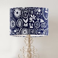 Küsten Lampenschirm, Marine Blau Und Weiß Hamptons Style Bedruckter Handgemachter Stoff Trommel Großes Blumen Batik Design Akamuru von FifiBadgerDesigns