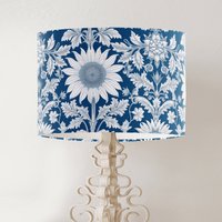 Lampenschirm Im William Morris Stil, Blaue Und Weiße Sonnenblume Blumenmuster, Großer Stoff Handgefertigter Bedruckter Trommellampenschirm von FifiBadgerDesigns