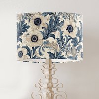 Lampenschirm Im William Morris Stil, Blaues Und Weißes Mohnblumenmuster, Großer Stoff Handgemacht Bedruckter Trommellampenschirm, Landhausdekor von FifiBadgerDesigns