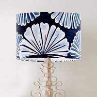 Marine-Blau Und Weiß Hamptons Style Handgefertigter Bedruckter Stoff-Lampenschirm, Küstenstrand-Hausdekor, Modernes Abstraktes Shell-Design Kiribati Marine-Blau Und Weiß Hamptons Style Handgefertigter Bedruckter Stoff-Lampenschirm, Küstenstrand-Hausdekor, Modernes Abstraktes Shell-Design Kiribati von FifiBadgerDesigns