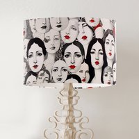 Mutiges Statement Designer-Beleuchtung Monochrom-Frauen-Gesichts-Lampenschirm, Rot-Schwarz-Weißer Glamouröser Lampenschirm, Schicker Art-Deco-Stil Mutiges Statement Designer-Beleuchtung Monochrom-Frauen-Gesichts-Lampenschirm, Rot-Schwarz-Weißer Glamouröser Lampenschirm, Schicker Art-Deco-Stil von FifiBadgerDesigns
