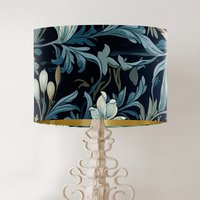 William Morris Style Grau Blau Und Creme Handmade Designer Floral Lampenschirm Auf Einem Dunklen Hintergrund, Landhaus Wohnkultur Wohnzimmer von FifiBadgerDesigns