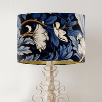William Morris Style Handmade Designer Floral Lampenschirm in Blau Und Creme Design Auf Einem Dunklen Hintergrund, Moderne Beleuchtung Wohnzimmer William Morris Style Handmade Designer Floral Lampenschirm in Blau Und Creme Design Auf Einem Dunklen Hintergrund, Moderne Beleuchtung Wohnzimmer von FifiBadgerDesigns