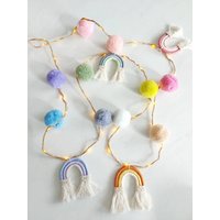 Beleuchtete Makramee Girlande | Regenbogen Pompom von Fifiinlove