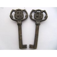 2 Passende Vintage Eh Skelett Schlüssel Fancy Ornate Bow, Refurbish Möbel Schrank Für Kleiderschrank, Mid-Century 1960Er Jahre, Auch Schmuck von FiftyStreetsVintage