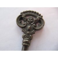 Vintage Skelettschlüssel Mit Einzigartigen Geflügelten Engel Cherub Gesicht, Verzierten Kronen-Design, Fancy Bronze-Ton Metall Möbel Schrank von FiftyStreetsVintage