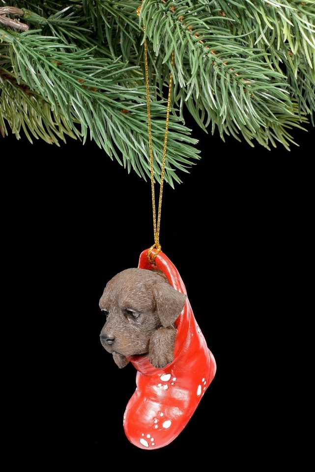 Figuren Shop GmbH Christbaumschmuck Christbaumschmuck Hund - Chocolate Labrador im Strumpf - Tier Deko Weihnachten (1-tlg) von Figuren Shop GmbH