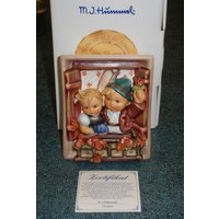 Urlaubszeit Goebel Hummel Figur #125 Tmk7 Süßer Hänger Mit Box - Junge Und Mädchen Winken Von Fensterbank Geschenk von Figurines2Collect