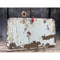 Vintage Brotbox Rustikale Aus Metall Blech Brotbox Blechdose Beautybox von FilosaphyHomeEast