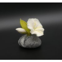 Blume, Knospe Und Blatt Gefilzt Auf Einem Stein von FilzEla