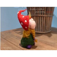 Zuckersüßer Zwergen-Wichtel Hinz Gefilzt Filzfigur Filz Zwerg Zwerge Geschenk Geburtstag Frau Mann Freundin Dekoration Herbst Winter Kranz von FilzMichel