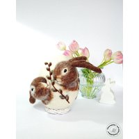 Osterei Mit Zwei Häschen Und Palmkätzchen Gefilzt, Osterdeko Tischdeko, Frühling Deko Filz, Wohn Dekoration Zu Ostern, Geschenkidee Ostern von Filzaccessoires