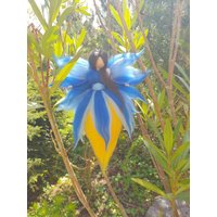Fee Blaue Iris Elfe Wolle Gefilzt Nach Waldorf Art in Blau Gelb Mit Braunen Haaren von Filzhimmel