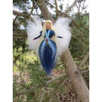 Fee Elfe Wolle Gefilzt Blau Weiß Mit Blonden Haaren Geschenk Mama Oma Handgemacht von Filzhimmel