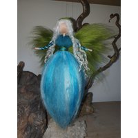 Fee Natur Wolle Gefilzt Waldorf Wollengel Filzfee Element Wasser Blau Grün von Filzhimmel