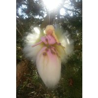 Fee Rosenfee Wolle Gefilzt Weiß Rosa von Filzhimmel