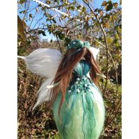 Frühlingsfee Grün Weiß Mit Blümchen Waldfee Schamanin Ooak von Filzhimmel