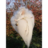 Kleiner Weihnachtsengel Weiß Gold Mit Glöckchen Gefilzt Wolle von Filzhimmel