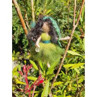 Kleines Feenkind Gefiltz Wolle Grün Petrol Mit Bergkristall von Filzhimmel