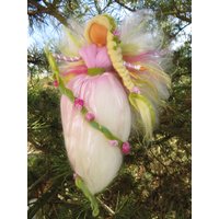 Rosenfee Elfe Wolle Gefilzt Mit Herz Muttertag in Zartem Rosa Und Weiß Rosenfee Elfe Wolle Gefilzt Mit Herz Muttertag in Zartem Rosa Und Weiß von Filzhimmel