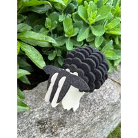 Untersetzer "Schwarzes Schaf" Filz Wollfilz Holz Geschenk Einzug Gläser Wohnzimmer Deko Wohnung Küche Kaffee Untersetzer "Schwarzes Schaf" Filz Wollfilz Holz Geschenk Einzug Gläser Wohnzimmer Deko Wohnung Küche Kaffee von FilzlausSpalt