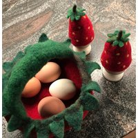 Erdbeerset - Eierwärmer Und Körbchen Erdbeerset - Eierwärmer Und Körbchen von Filzmobil