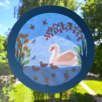 Waldorf Fensterbild Transparent Frühling Sommer Jahreszeitentisch Muttertag Pfingsten Mutter Schwan Mit Ihren Liebsten von Filztierallerlei