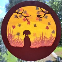 Waldorf Fensterbild Transparent Herbst Robbie Im Herbstlaub Dackel Vogel Jahreszeitentisch von Filztierallerlei