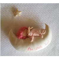 Vintage "Unsere Engelchen" Wandbehang Gefüllt, Engel, Sterne, Mond, Babyzimmer Mädchen, Rosa, Weiß von FindTheDreamBoutique