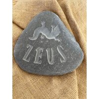 Handgeschnitzter Stein Mit Dem Namen Deiner Liebsten, Darüber Die Silhouette Eines Salamandergeckos Handgeschnitzter Stein Mit Dem Namen Deiner Liebsten, Darüber Die Silhouette Eines Salamandergeckos von FindyDesigns