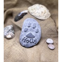 Haustier-Pfötchenabdruck, Handgeschnitzt in Naturstein, Aus Tintenabdruck Mit Namen, Perfekte Erinnerungs-Andenken Grabstein-Erinnerungsplakette Haustier-Pfötchenabdruck, Handgeschnitzt in Naturstein, Aus Tintenabdruck Mit Namen, Perfekte Erinnerungs-Andenken Grabstein-Erinnerungsplakette von FindyDesigns