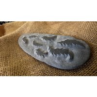 Im Wind Wehende Federn, Handgeschnitzt in Naturstein Mit Einem Reliefeffekt Im Wind Wehende Federn, Handgeschnitzt in Naturstein Mit Einem Reliefeffekt von FindyDesigns