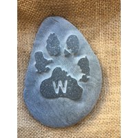 Pfotenabdruck in Steinkiesel Handgeschnitzt Aus Einem Tintenabdruck Mit Initiale. Erinnerungs-Andenken-Gedenkstein Gartenstein, Haustier Grabstein von FindyDesigns