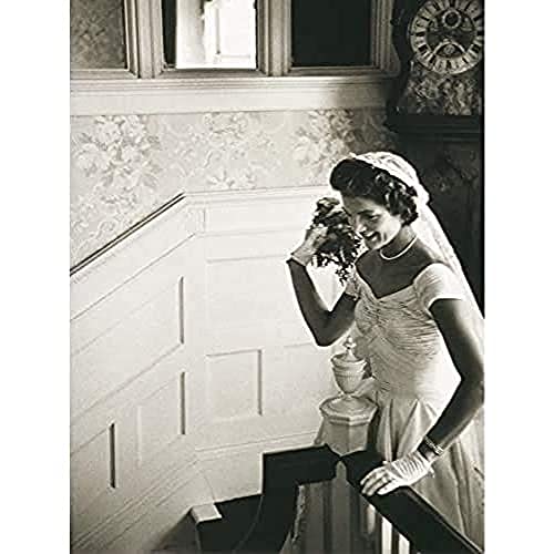 Fine Art Prints Frissell Hochformat Jacqueline Kennedy Hochzeit JFK Bouquet Foto-Kunstdruck Leinwand Premium Wanddekoration Poster Wandbild von Fine Art Prints