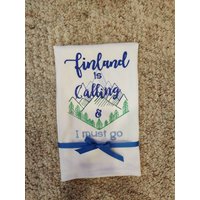 Besticktes Geschirrtuch "Finland Is Calling I Must Go" Skandinavisch Nordisch Finnisch von FinelyCraftedByCara