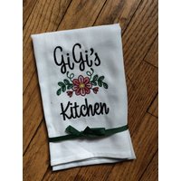 Besticktes Geschirrtuch "Gigi Es Kitchen" Großmutter Design Sie Wählen Farben von FinelyCraftedByCara