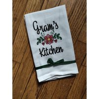 Besticktes Geschirrtuch "Gram Es Kitchen" Großmutter Design Sie Wählen Farben von FinelyCraftedByCara