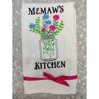 Besticktes Geschirrtuch "Memaw Es Kitchen" Dose Wildblumen Großmutter Design Sie Wählen Farben von FinelyCraftedByCara