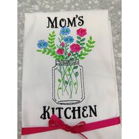 Besticktes Geschirrtuch "Mom Es Kitchen" Dose Wildblumen Mutter Design Du Wählst Farben von FinelyCraftedByCara