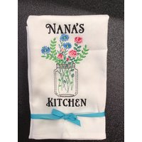Besticktes Geschirrtuch "Nana Es Kitchen" Dose Wildblumen Großmutter Design Du Wählst Farben von FinelyCraftedByCara