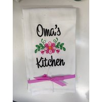 Besticktes Geschirrtuch "Oma Es Kitchen" Deutsche Großmutter Design Sie Wählen Farben von FinelyCraftedByCara