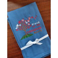 Besticktes Geschirrtuch "Proud Of My Canadian Roots" Kanada Design von FinelyCraftedByCara