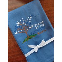 Besticktes Geschirrtuch "Proud Of My Finnish Roots" Finnland Design von FinelyCraftedByCara