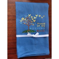 Besticktes Geschirrtuch "Proud Of My Swedish Roots" Schweden Design von FinelyCraftedByCara