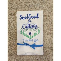 Besticktes Geschirrtuch "Scotland Is Calling I Must Go" Großbritannien Highlands Schotten von FinelyCraftedByCara