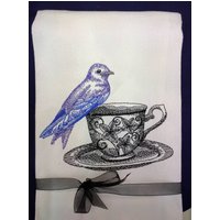 Besticktes Geschirrtuch Vogelliebhaber, Teetrinker "Lila Kranz Auf Teetasse" von FinelyCraftedByCara
