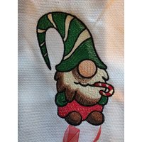 Besticktes Geschirrtuch "Weihnachtswichtel Mit Zuckerstange" Skandinavisch Norweger Schwedisch von FinelyCraftedByCara